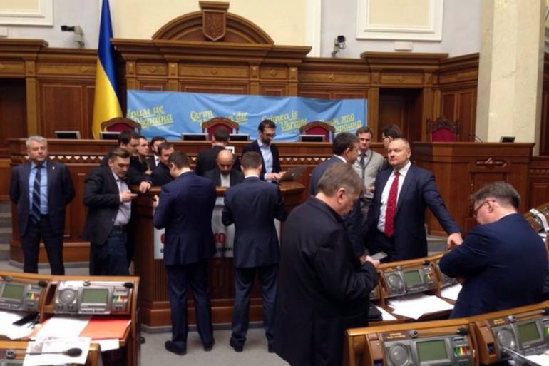 Депутати заблокували трибуну: вимагають розслідувати зловживання уряду