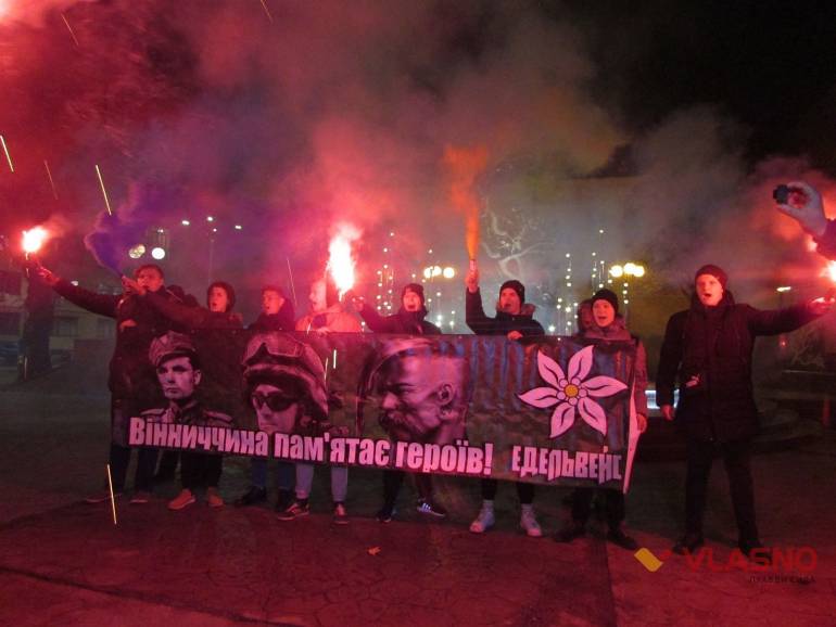 &laquo;Ми &ndash; нація воїнів&raquo;: на майдані у центрі Вінниці відтискалися за &laquo;кіборгів&raquo;(ФОТО)
