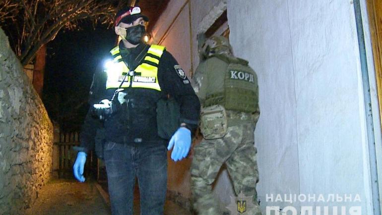 У Шаргороді чоловік із рушницею поранив чотирьох поліцейських (ФОТО)