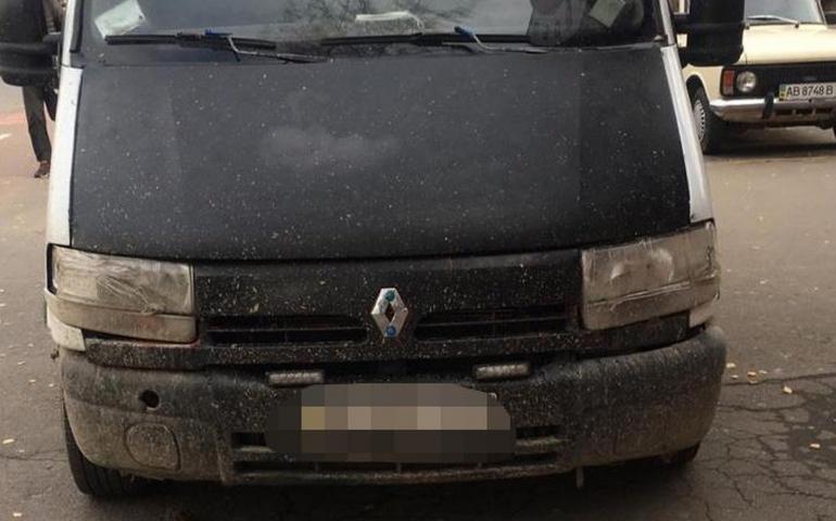 На вінничанку наїхала автівка, з якої вийшов водій