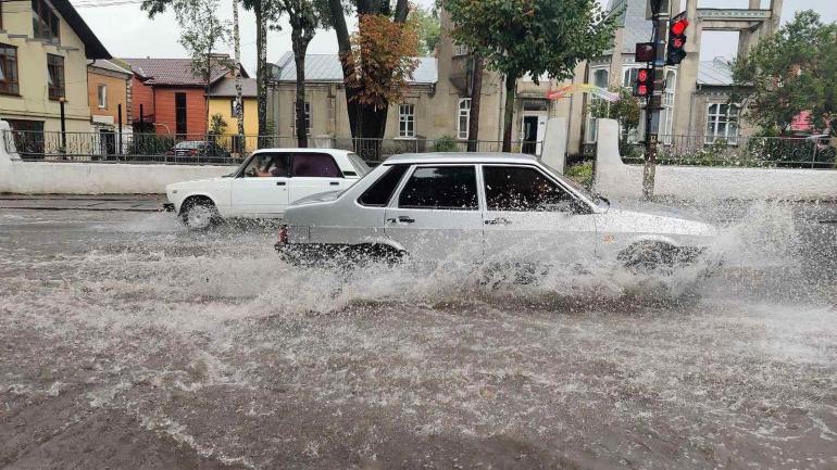 Довгоочікуваний дощ у Вінниці ледь не змив дороги (ФОТО)