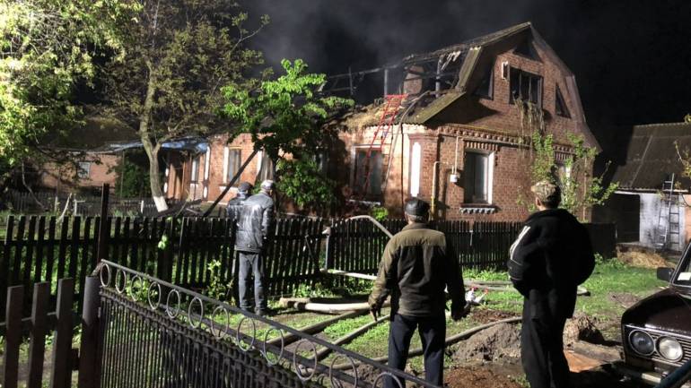 На Вінниччині блискавка вдарила у будинок, а сильна злива порозмивала дороги