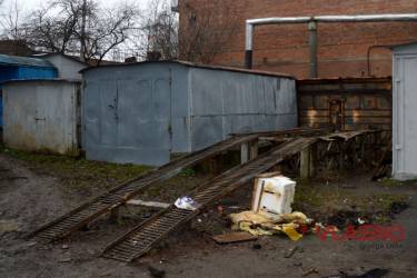 У центрі Вінниці з ретро-тролейбусів зробили естакаду, паркан та два гаража (ФОТО)
