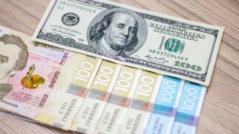 Зранку курс гривні &laquo;впав&raquo; на чотири копійки до долара