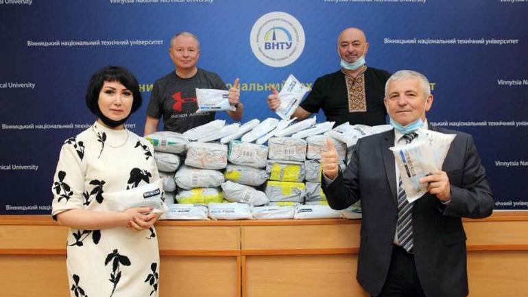 У вінницький університет викладачі з Китаю передали захисні маски