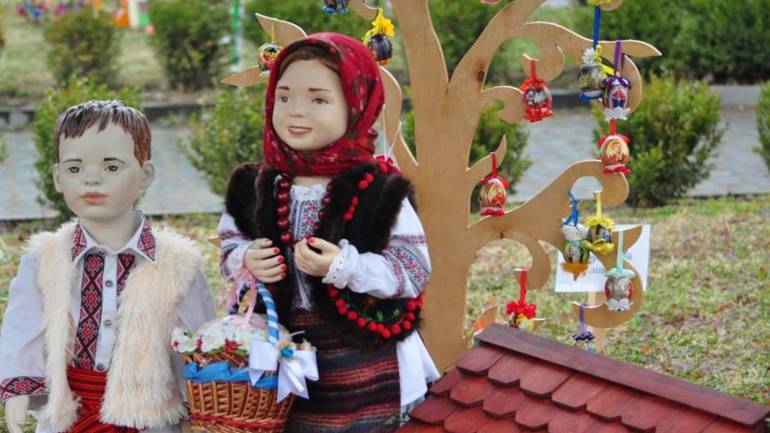 Національний рекорд: в Ужгороді площу прикрасили понад 17 тисяч писанок