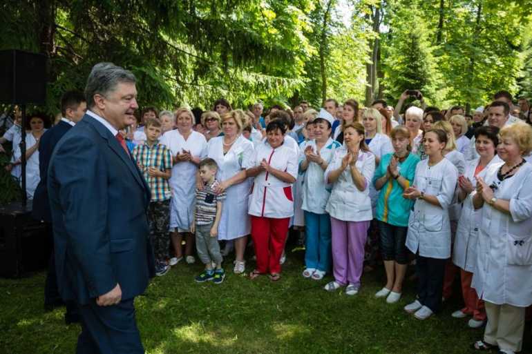 Петро Порошенко і медики фото