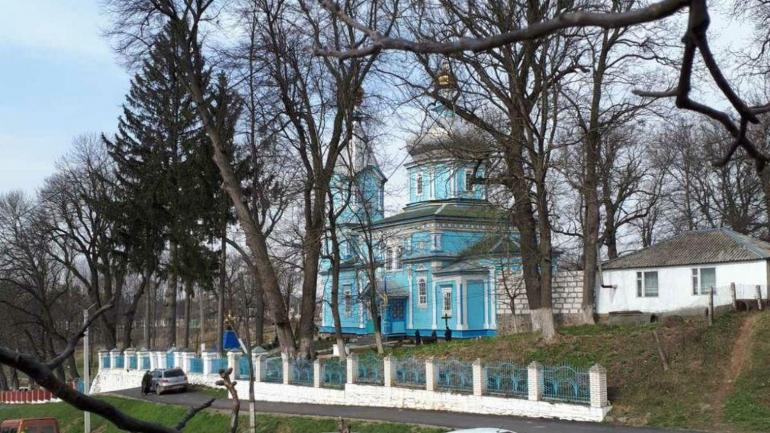 На Вінниччині віряни зі священником у масках провели богослужіння у церкві