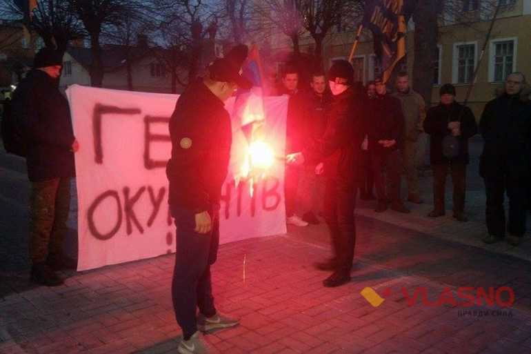 спалення російського прапору у Вінниці фото