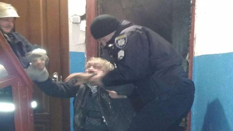 Варив їсти та впав на підлогу: у Вінниці врятували з пожежі пенсіонера