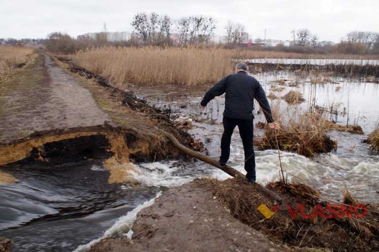 прорвало греблю біля Вишенського озера у Вінниці фото
