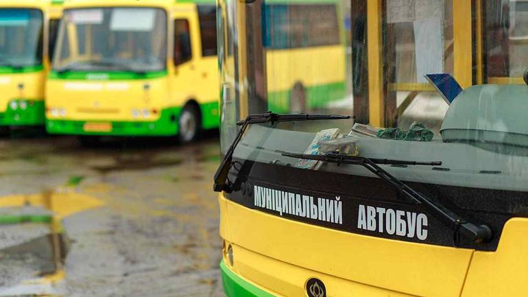 У Вінниці жінка з коляскою пошкодила ногу через необладнану зупинку (ВІДЕО)