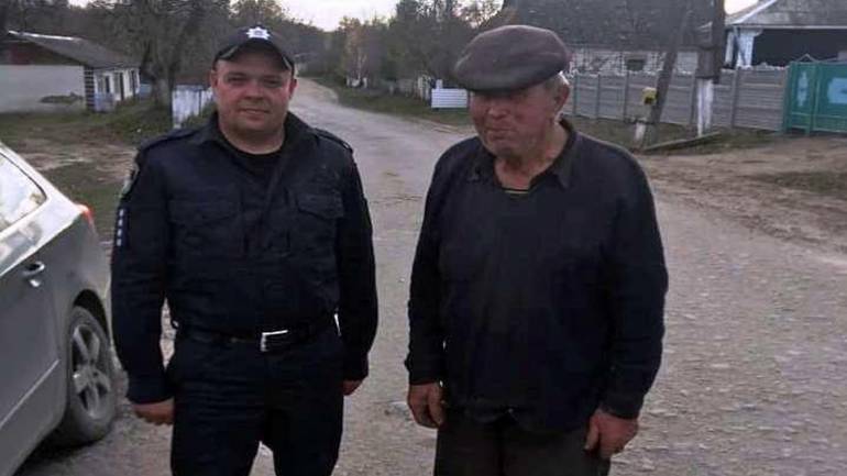 Двоє поліцейських знайшли зниклого грибника через три дні