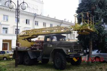 У Вінниці комунальники обрізають дерева під вірші українських класиків