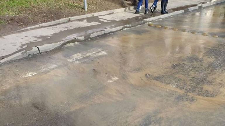 У Вінниці з-під тротуару ллється вода