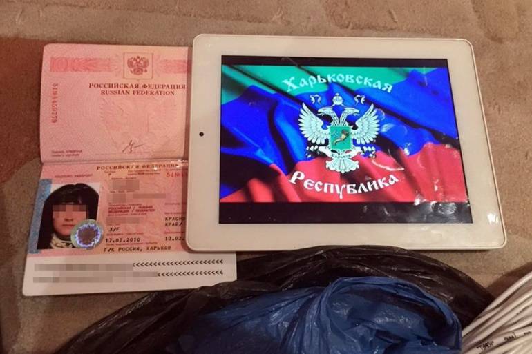 У Харкові затримали росіянку, яка підірвала стелу з українським прапором