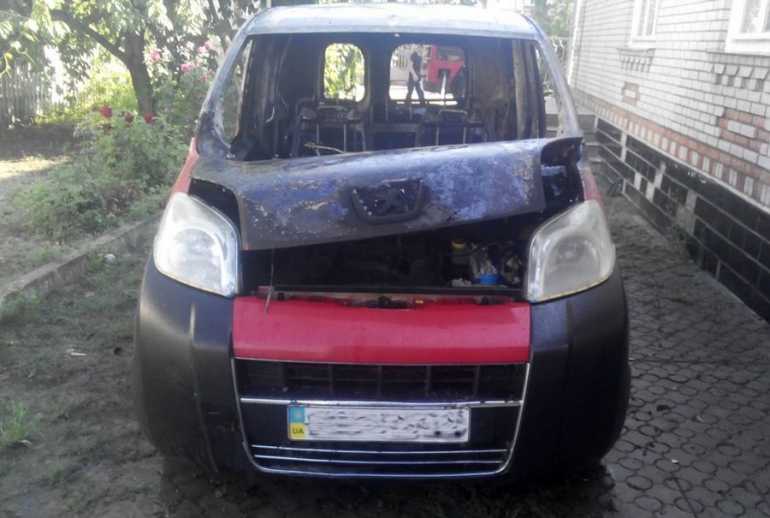 У місті на Вінниччині вщент вигорів салон автівки