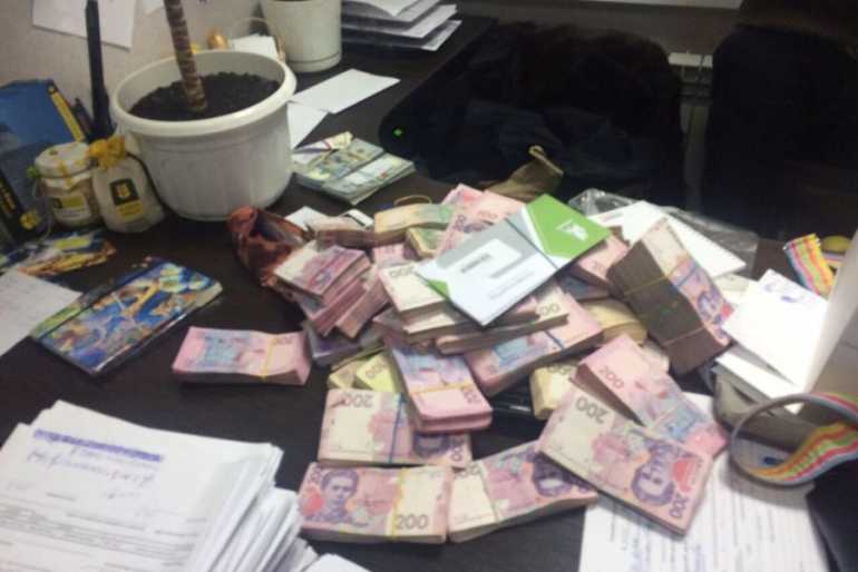 У підприємств, що укривалися від сплати податків на Вінниччині, вилучили 4,5 мільйони готівкою