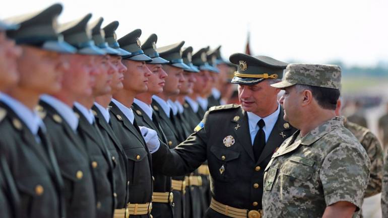Володимир Гройсман пропонує змінити військові привітання на &laquo;Слава Україні&raquo; - &laquo;Героям слава&raquo;