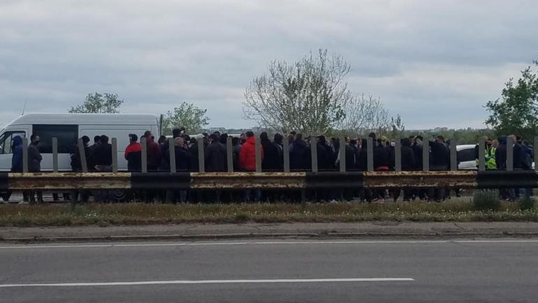 Через закриття ринків аграрії Херсонщини перекрили міст