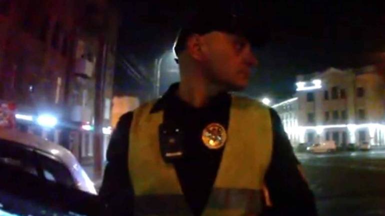 Вінницькі патрульні за 4 хвилини допомогли довести тяжкохвору дитину до лікарні