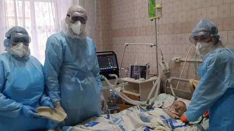 Дитина хвора на COVID-19, що була в реанімації прийшла у свідомість