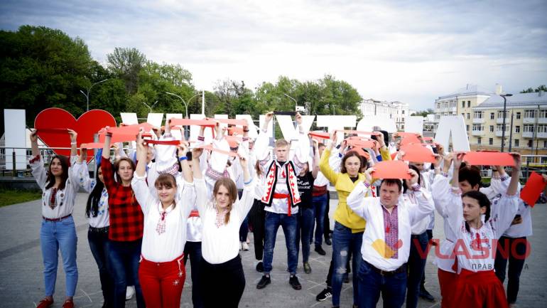 Святкування Дня вишиванки у Вінниці розпочалось із флешмобу (ФОТО)
