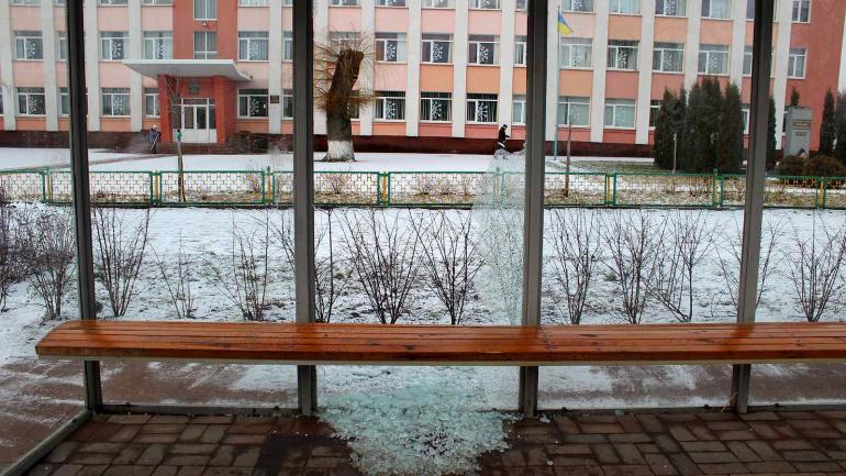 На Вінниччині розбили скляну зупинку біля школи