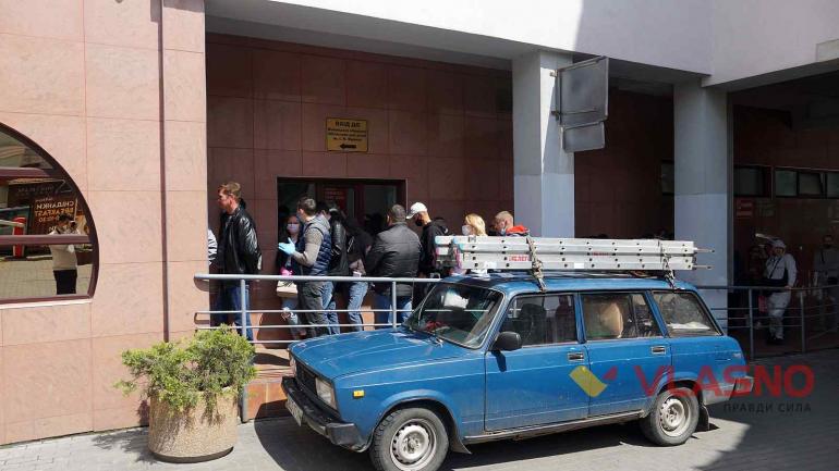 &laquo;Треба їхати працювати&raquo;: у Вінниці біля польського консульства утворились черги за візами (ВІДЕО)