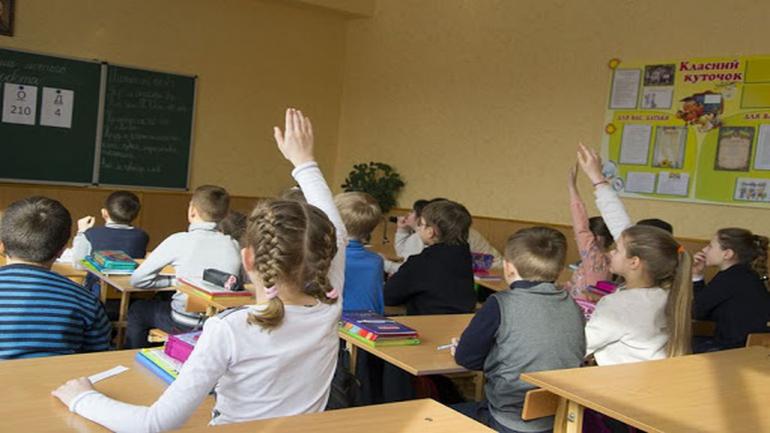 Школярі можуть повернутися за парти в червні