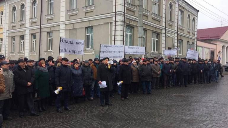 Протести у Луцьку: працівники заводу &laquo;Богдан&raquo; вимагають підтримати власне виробництво (ВІДЕО)