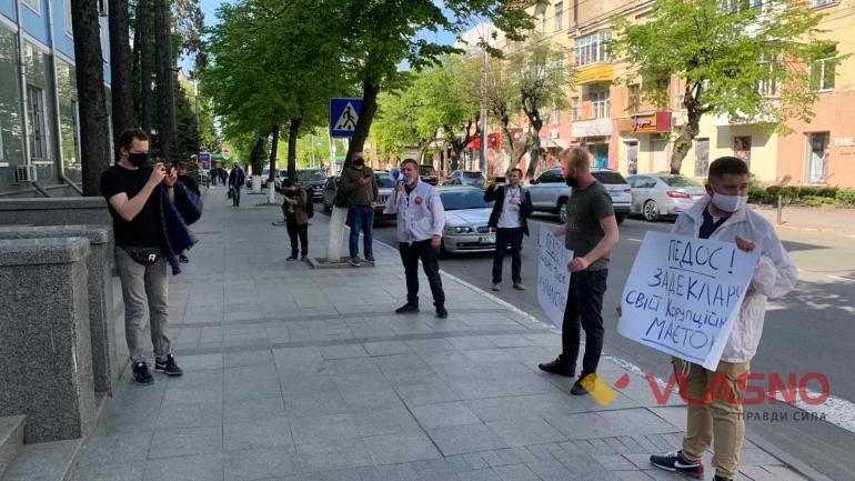 Журналісти &laquo;СтопКору&raquo; влаштували мітинг під стінами ГУ НП у Вінницькій області, вимагаючи від Юрія Педоса пояснень його дій щодо перешкоджання їхній діяльності (ФОТО) (ВІДЕО)