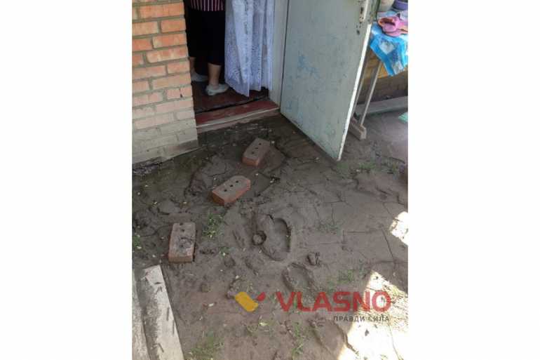 заливає дім на П'ятничанах фото