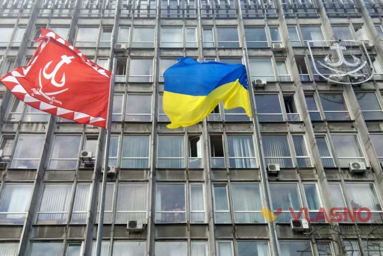Захисник Донецького аеропорту підняв над Вінницею український прапор