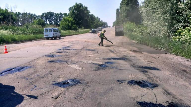 вантажівки руйнують дороги фото