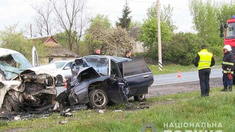 На Вінниччині зіштовхнулися &laquo;Мазда&raquo; та &laquo;Фіат Добло&raquo;: четверо пасажирів загинуло (ФОТО)