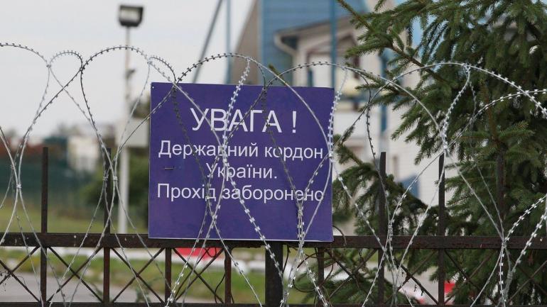 Опівночі Україна закриває кордони для іноземців