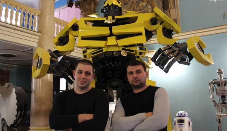 У Запоріжжі двоє друзів створюють справжні шедеври із металобрухту
