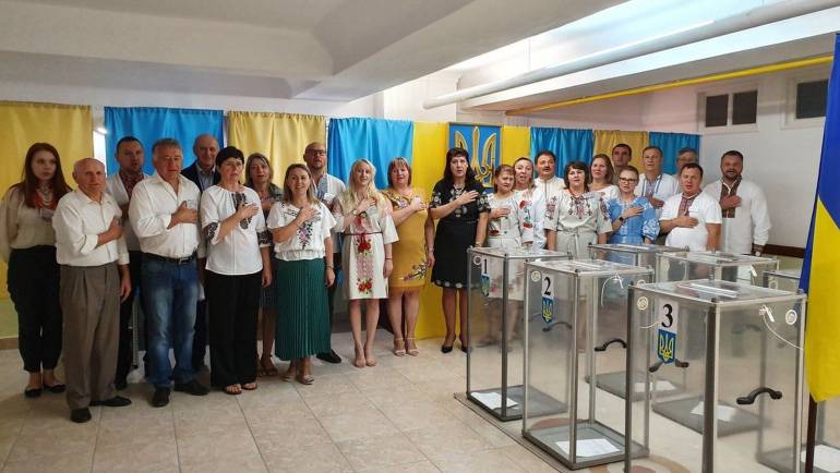 В Португалії члени виборчої комісії прийшли у вишиванках