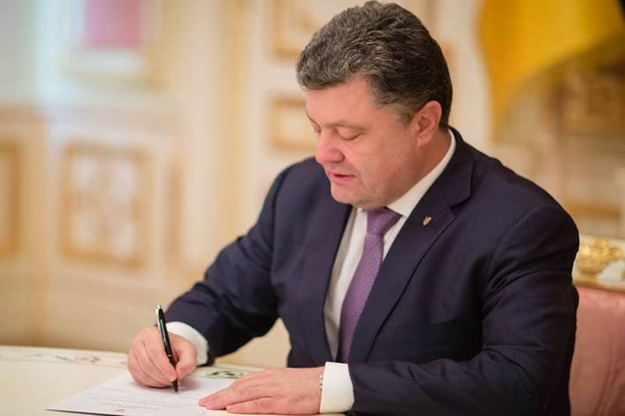 Порошенко підписав закон щодо сприяння волонтерського руху в Україні