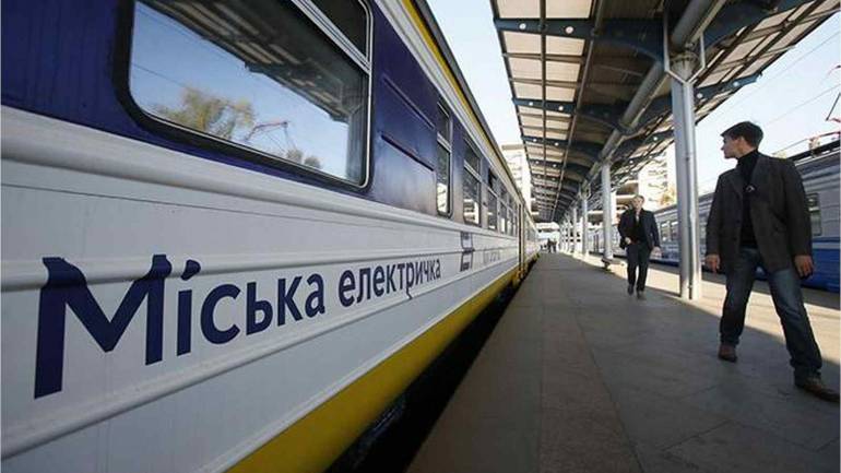У Києві підліток спалахнув, взявшись рукою за дугу на даху поїзда