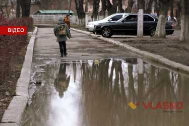 калюжа біля школи фото