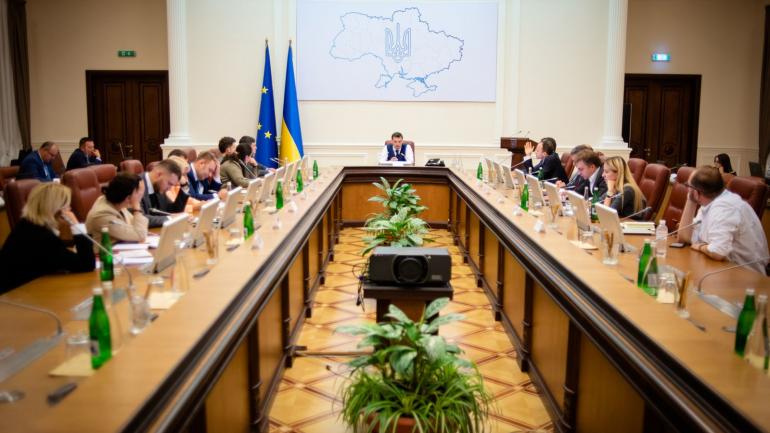 Майже половина українців хочуть відправити у відставку Кабмін