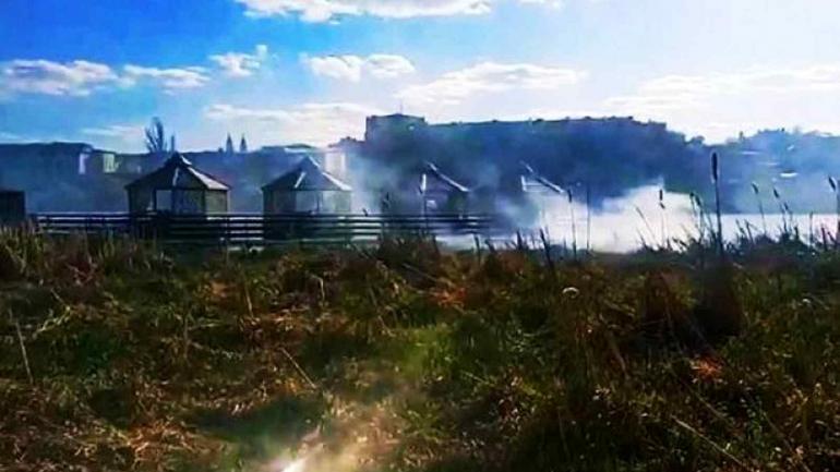 На набережній у Вінниці підпалили очерет: вогонь ледь не перекинувся на кафе