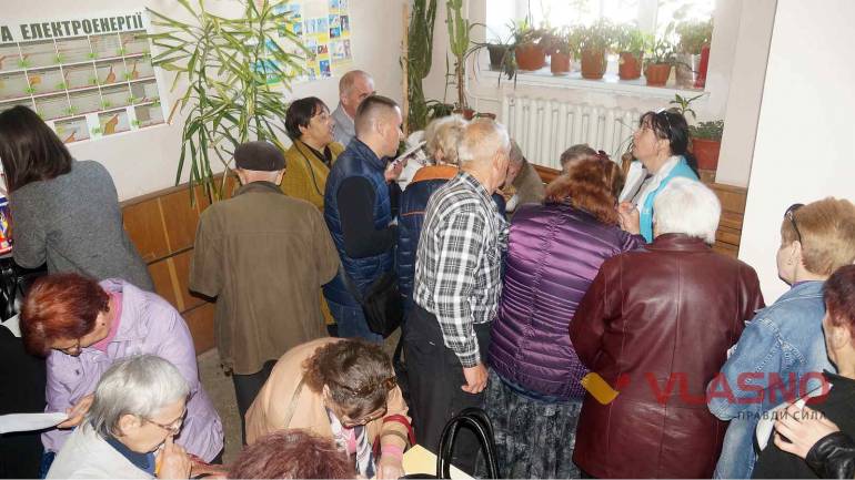 &laquo;Директор вистрибнув з вікна&raquo; - у Вінниці енергопостачальників &laquo;штурмують&raquo; кілометрові черги (ФОТО)