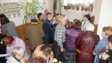 &laquo;Директор вистрибнув з вікна&raquo; - у Вінниці енергопостачальників &laquo;штурмують&raquo; кілометрові черги (ФОТО)