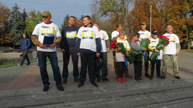 Учасників акції &laquo;Біжу за Героя України&raquo; у Вінниці зі слізьми зустрічали рідні загиблих бійців
