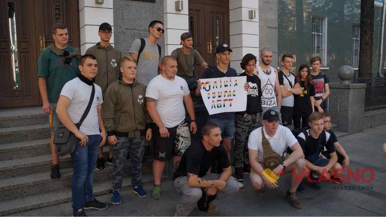У Вінниці націоналісти з фаєрами пікетували поліцію