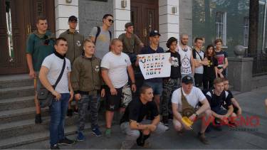 У Вінниці націоналісти з фаєрами пікетували поліцію