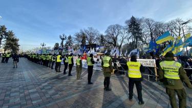 Півтисячі вінничан пікетують Верховну Раду (ФОТО)